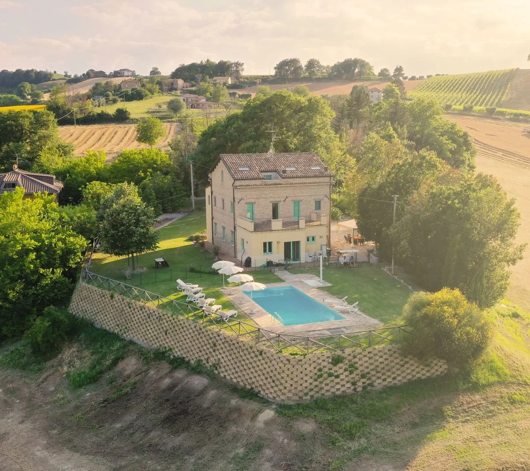 Il casolare La Quercia di Checco con la piscina, visto dall'alto